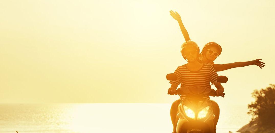 两个朋友在日落时分骑摩托车兜风.